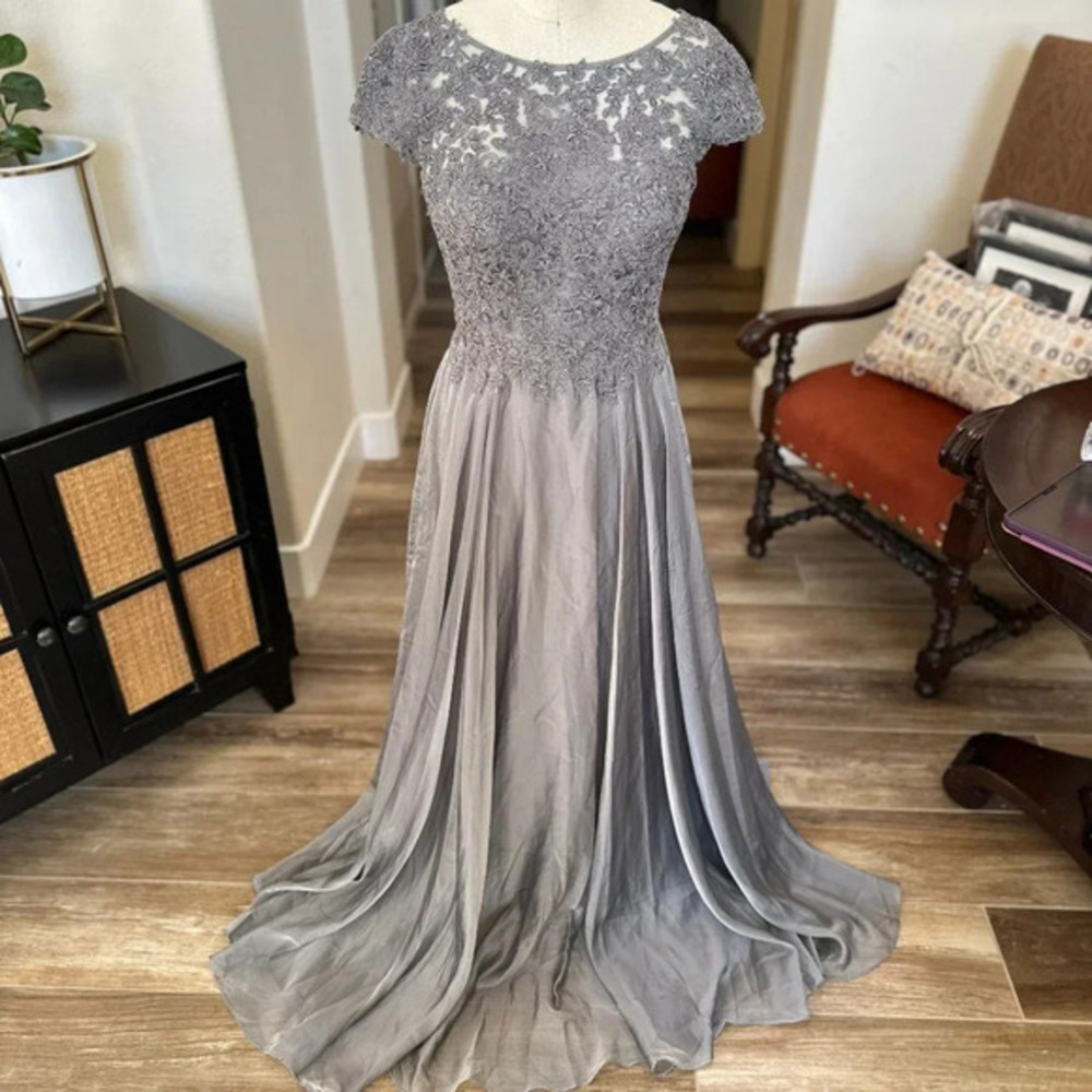 La Femme‎ Lace & Crystal Gown in Platinum - Brand new! - Size 6 - MSRP $535 - Picture 3 of 11